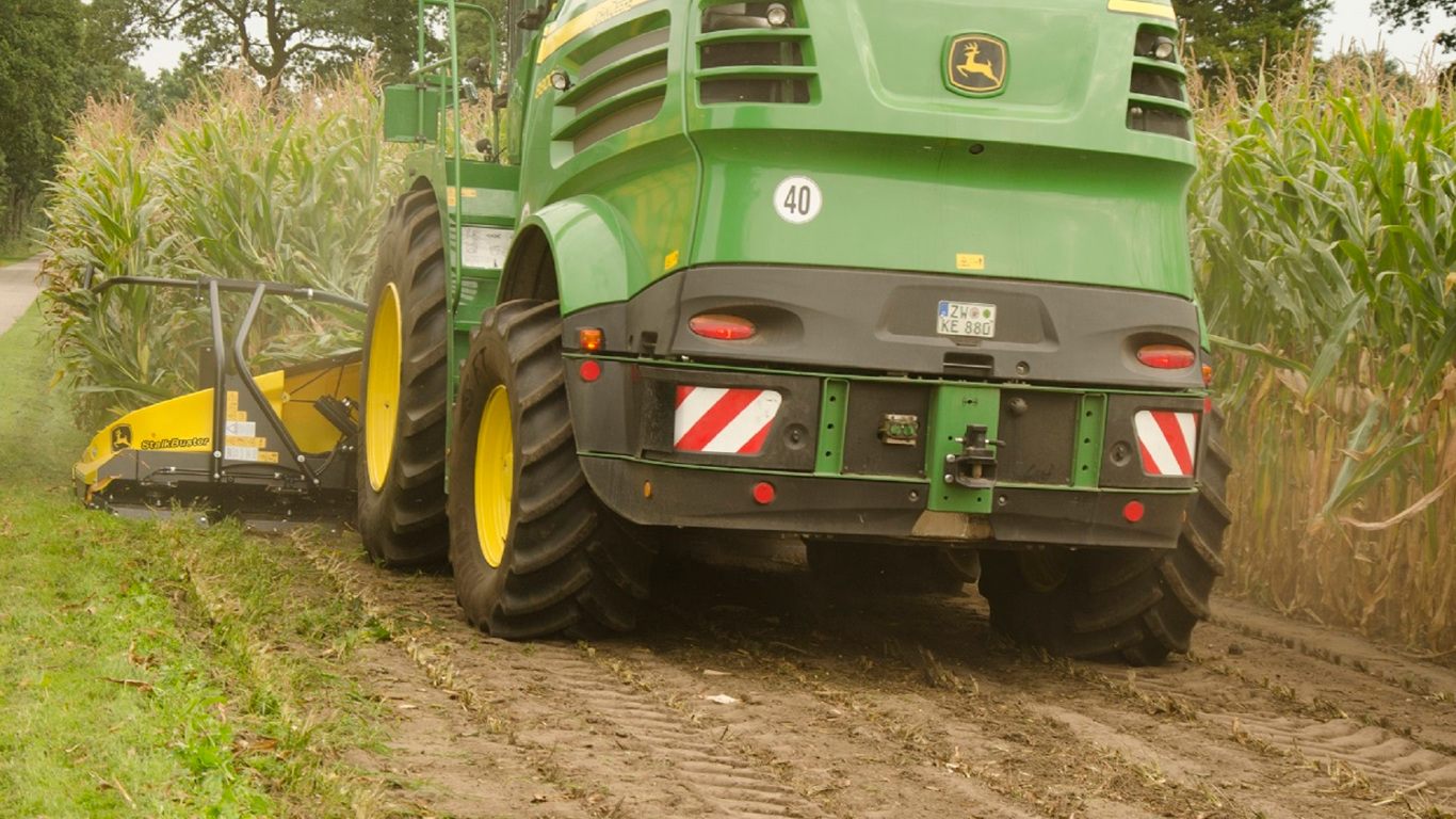 StalkBuster pellolla traktoriin kiinnitettynä